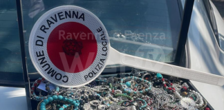 Abusivismo in spiaggia: fermate due donne. Sequestrata bigiotteria per 4 mila euro