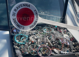 Abusivismo in spiaggia: fermate due donne. Sequestrata bigiotteria per 4 mila euro