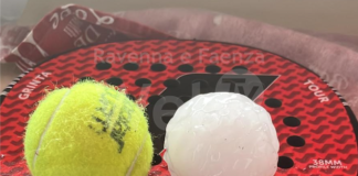 Chicchi di grandine grandi come palle da tennis sui campi