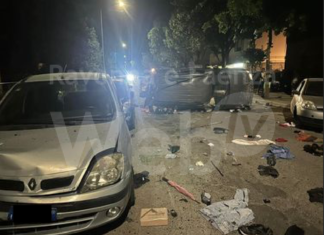 Ad alta velocità si schianta contro le vetture parcheggiate a lato della strada: grande spavento in via Dal Pozzo