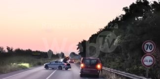 Dramma all’alba, tre ciclisti urtati da un furgone, muore un 39enne