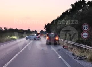 Dramma all’alba, tre ciclisti urtati da un furgone, muore un 39enne