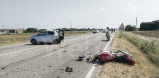 Drammatico incidente, motociclista tampona auto e muore sul colpo