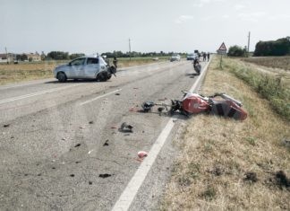 Drammatico incidente, motociclista tampona auto e muore sul colpo