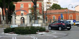 Si spaccia per dipendente della banca e fa sparire dal conto 49 mila euro