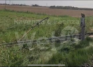 Danni alla linea ferroviaria Ferrara-Ravenna: pali piegati dal vento