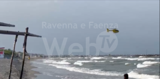 Perde la vita trascinato via dalla corrente: era caduto mentre passeggiava sulla palizzata