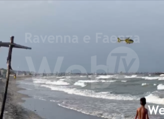 Perde la vita trascinato via dalla corrente: era caduto mentre passeggiava sulla palizzata