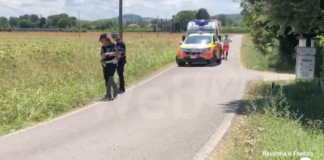 Scontro fra uno scooter e una bici a Faenza: due feriti gravi al Bufalini