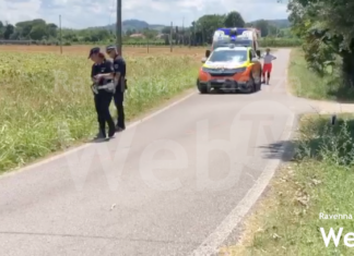 Scontro fra uno scooter e una bici a Faenza: due feriti gravi al Bufalini