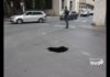 Buca enorme in via di Roma, chiusa la circolazione