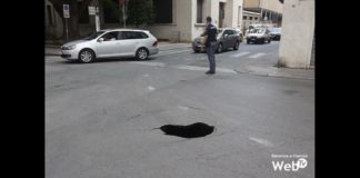 Buca enorme in via di Roma, chiusa la circolazione