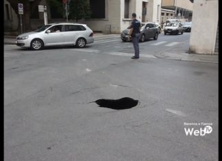 Buca enorme in via di Roma, chiusa la circolazione