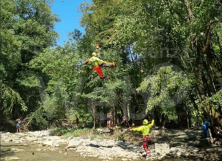 Scivola per tre metri lungo il fiume sbattendo sulle rocce: recuperato dal Soccorso Alpino