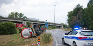 Camion cisterna contenente metanolo si ribalta. Allarme per la fuoriuscita dell’alcool, intervengono i pompieri.