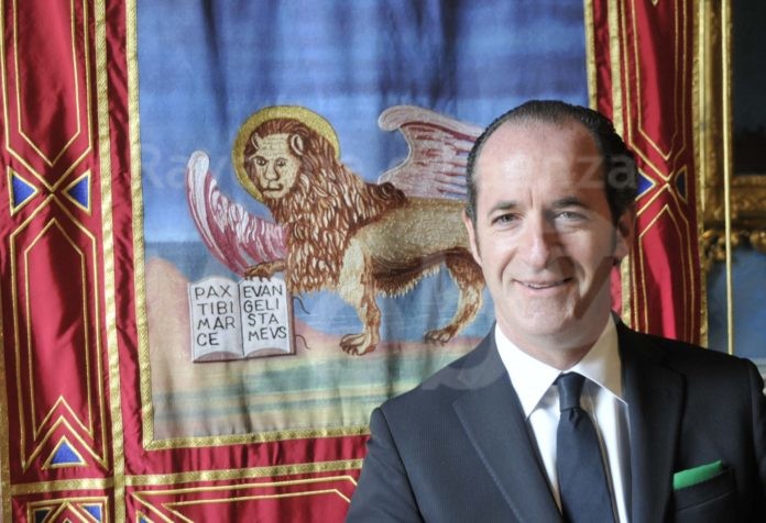 1920px-Luca_Zaia_con_bandiera_della_Regione_del_Veneto