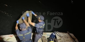 Pesca di frodo all’interno del porto di Ravenna. Sequestrati un natante, attrezzature e 100kg di vongole