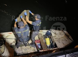 Pesca di frodo all’interno del porto di Ravenna. Sequestrati un natante, attrezzature e 100kg di vongole