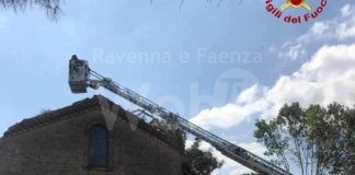 Rimossi dai Vigili del Fuoco i pini caduti sulla chiesa Madonna del Pino a Cervia