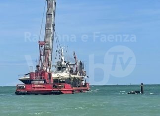 Rimossa la barca arenata a Lido di Dante