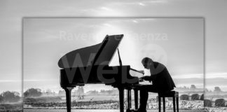 Il pianista fuori posto porta la sua musica all’alba di Marina Romea