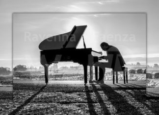 Il pianista fuori posto porta la sua musica all’alba di Marina Romea