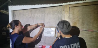 Circa 500 persone in una festa abusiva in spiaggia. Chiuso per tre giorni stabilimento a Marina Romea