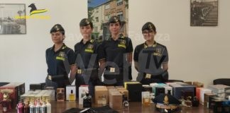 Sequestrati a Cervia oltre 3.600 articoli tra maglie, accessori di abbigliamento e profumi contraffatti. Denunciati i titolari di tre punti vendita