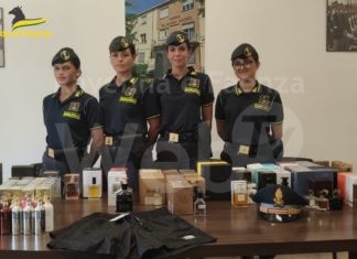 Sequestrati a Cervia oltre 3.600 articoli tra maglie, accessori di abbigliamento e profumi contraffatti. Denunciati i titolari di tre punti vendita