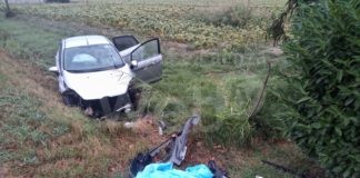 Auto esce di strada e si scontra con un terrapieno in cemento: un uomo al Bufalini