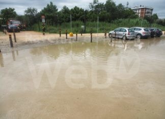 La pioggia allaga lo stradello davanti al Marina Bay