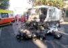 Spazzatrice si scontra con una moto e uno scooter