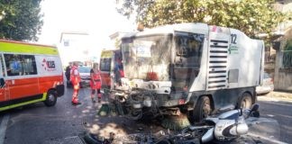 Spazzatrice si scontra con una moto e uno scooter