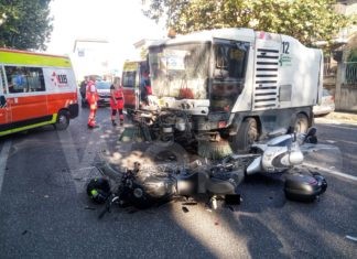Spazzatrice si scontra con una moto e uno scooter