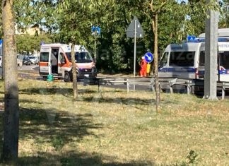 Grave incidente in via Galilei: donna colpita mentre attraversa la strada