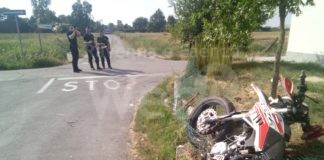 Scontro all’incrocio fra una moto e un’auto: due ragazzi al Bufalini