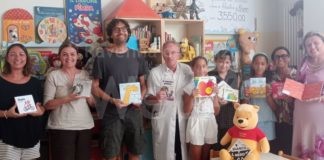 Francesca e Laura, in occasione della loro prima comunione, donano libri alla Pediatria di Ravenna