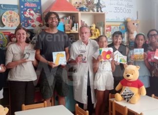 Francesca e Laura, in occasione della loro prima comunione, donano libri alla Pediatria di Ravenna