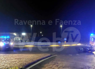 Incidente, Faenza: Ubriaco si schianta con la moto contro la rotatoria