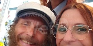 Jovanotti rientra in Italia, dopo l’infortunio atterrando all’aeroporto “Luigi Ridolfi” di Forlì