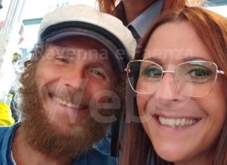 Jovanotti rientra in Italia, dopo l’infortunio atterrando all’aeroporto “Luigi Ridolfi” di Forlì