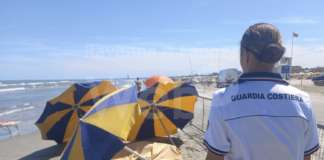 Tragedia nella spiaggia libera di Cervia: 78enne entra a fare il bagno e muore