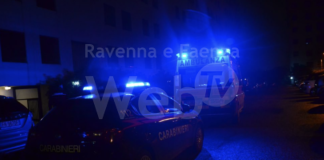 Tentano di rapinare la casa di un anziano, la badante mette in fuga i due rapinatori armati di coltello