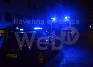 Tentano di rapinare la casa di un anziano, la badante mette in fuga i due rapinatori armati di coltello