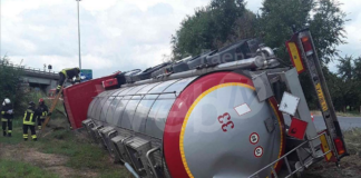 Chiusa al traffico la rotonda degli Spedizionieri a causa dell’autocisterna ribaltata