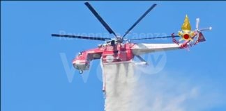 Un’altra lunga giornata di lavoro per spegnere l’incendio sopra San Cassiano
