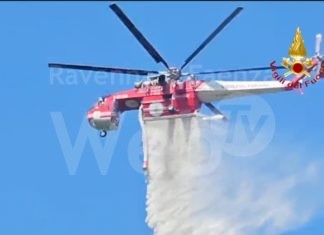 Un’altra lunga giornata di lavoro per spegnere l’incendio sopra San Cassiano