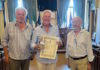 Amici di Cervia. Dich Huisman turista fedele a Cevia da 40 anni, premiato dal sindaco Massimo Medri