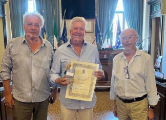 Amici di Cervia. Dich Huisman turista fedele a Cevia da 40 anni, premiato dal sindaco Massimo Medri