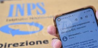 Inps: domani arrivano altri 32mila sms di stop al Reddito di cittadinanza